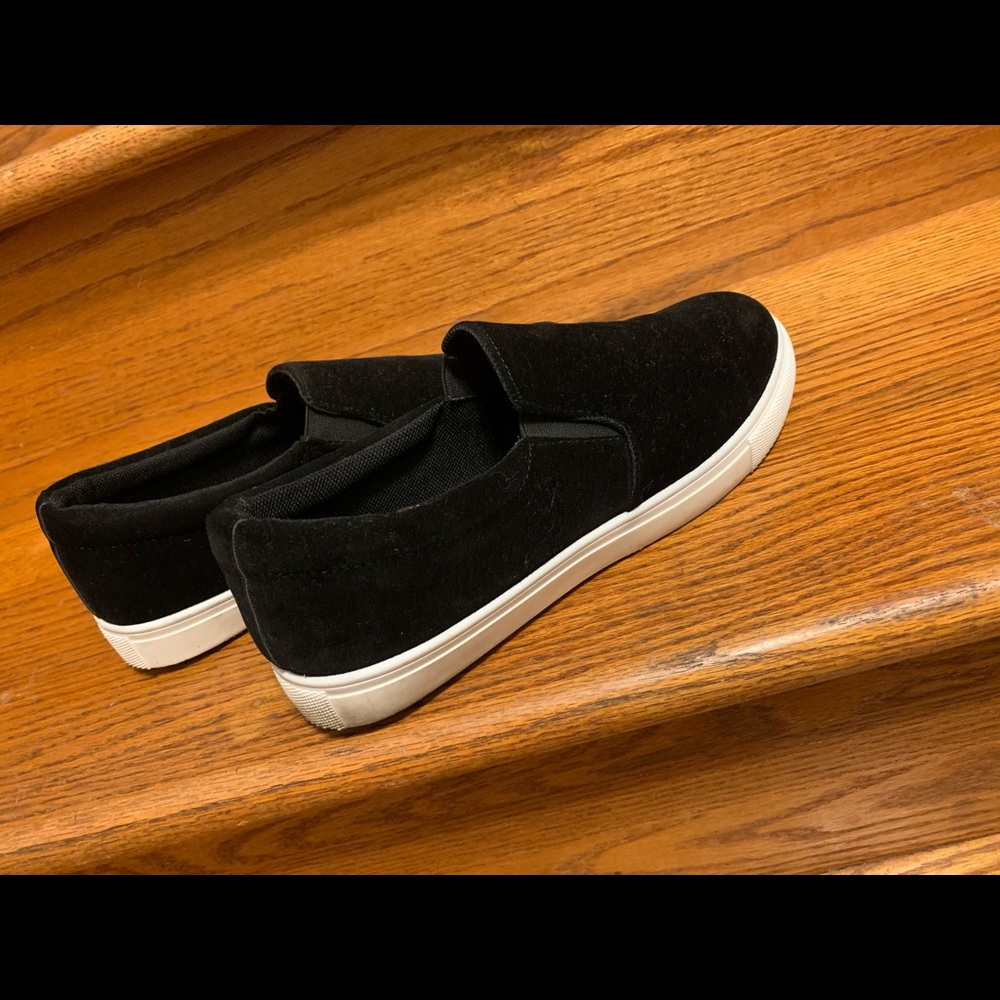 Woman’s size to velvet flats